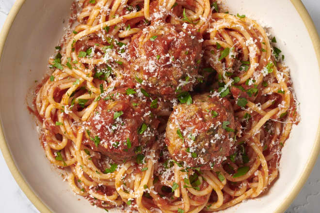 this-unexpected-ingredient-makes-martha-stewart’s-meatballs-unbelievably-good