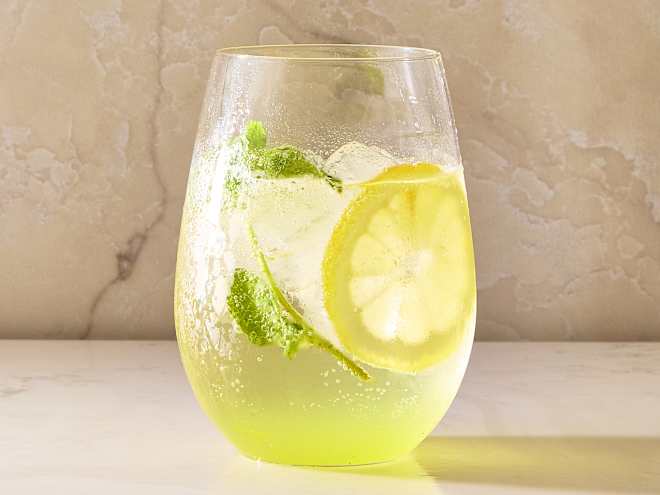 the-2-ingredient-cocktail-i’m-drinking-all-summer-long-(promise-it’s-not-aperol-spritz)